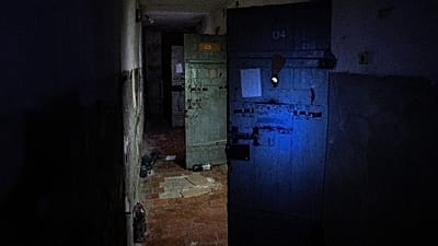 Ukrayna’nın özgürleştirilen İzyum kentinde Rus güçlerinin Ukraynalıları alıkoyup işkence yapmak için kullandığı polis karakolunun bodrum katı
