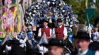 Menschen in Tracht beim Oktoberfest-Umzug zur 191. Auflage des Oktoberfestes in München, Deutschland, am Samstag, dem 19. September 2026.