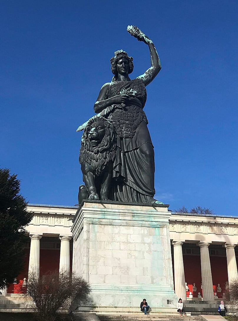 Die Statue der Bavaria (anno 1850) thront über der Theresienwiese und gilt als Sinnbild Bayerns, im Hintergrund die Ruhmeshalle.
