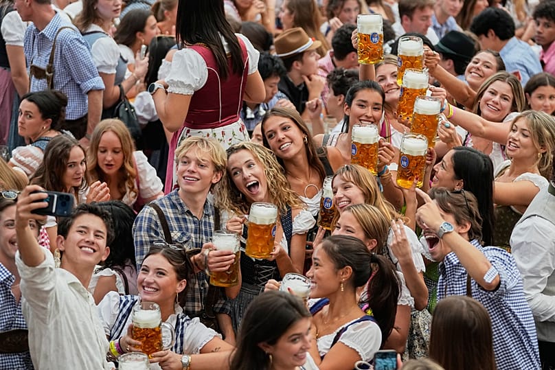 Jubel nach der Eröffnung des 191. Oktoberfests in München am Samstag, 19. September 2026.