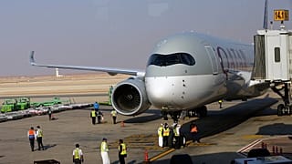 Сотрудники аэропорта Саудовской Аравии окружили самолет Qatar Airways в аэропорту короля Халида в Эр-Рияде, Саудовская Аравия, в понедельник, 11 января 2021 года.