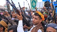 يرفع أنصار الحوثيين في اليمن أسلحتهم الرشاشة خلال مسيرة لدعم الجماعة والاحتجاج على اتهام المملكة العربية السعودية للحوثيين باستهداف مكة المكرمة يوم الجمعة 18 سبتمبر 2026