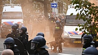 Polizisten sichern eine Demo rechter Gruppen gegen Einwanderungs- und Asylpolitik.