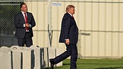 الرئيس دونالد ترامب يسير للصعود على متن السفينة مارين وان على متن السفينة إليبس بالقرب من البيت الأبيض، الجمعة 18 سبتمبر 2026، في واشنطن. (AP Photo/أليكس براندون)