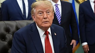 الرئيس دونالد ترامب يستمع خلال فعالية حول الرعاية الصحية في المكتب البيضاوي للبيت الأبيض، الجمعة 18 سبتمبر 2026، في واشنطن. 