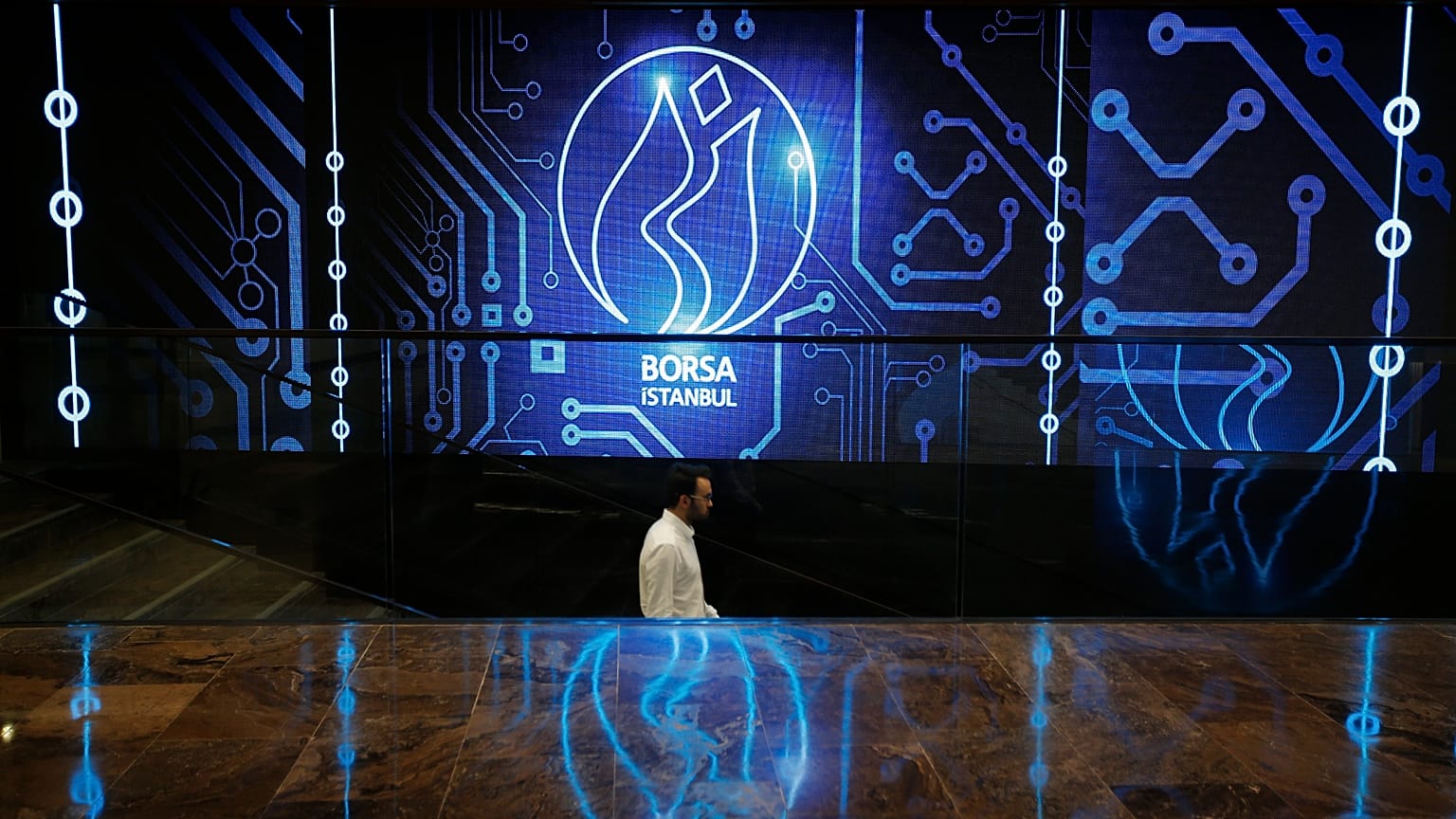 ARŞİV - Bir adam, İstanbul'daki Borsa İstanbul (BIST) binasında yürüyor, 13 Haziran 2018.