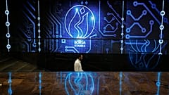 ARŞİV - Bir adam, İstanbul'daki Borsa İstanbul (BIST) binasında yürüyor, 13 Haziran 2018.