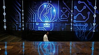 ARŞİV - Bir adam, İstanbul'daki Borsa İstanbul (BIST) binasında yürüyor, 13 Haziran 2018.