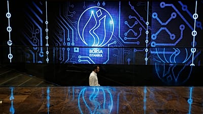 ARŞİV - Bir adam, İstanbul'daki Borsa İstanbul (BIST) binasında yürüyor, 13 Haziran 2018.