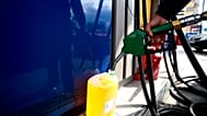 Μία υπάλληλος πρατηρίου γεμίζει με βενζίνη ένα πλαστικό δοχείο στην Αθήνα