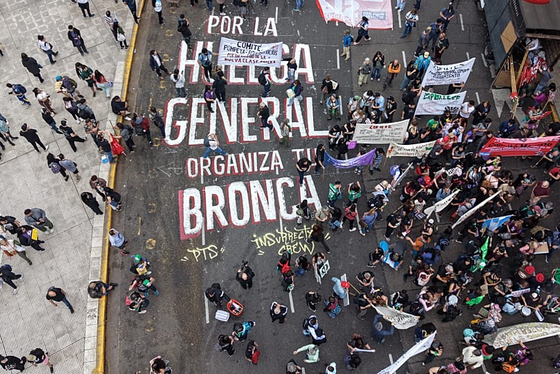 Imagen de dron de la manifestación en Buenos Aires del 19 de septiembre de 2026 contra las medidas económicas de Milei