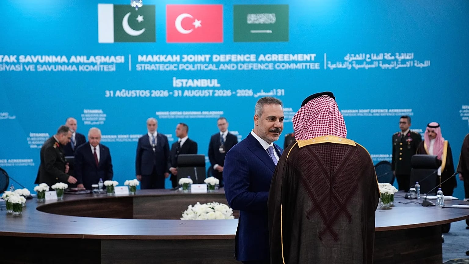 Bakan Fidan (ortada), Mekke Ortak Savunma Anlaşması kapsamında kurulan Stratejik Siyasi ve Savunma Komitesi'nin ilk toplantısı öncesi bir delegeyle görüşüyor, 31 Ağustos 2026.