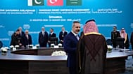 Bakan Fidan (ortada), Mekke Ortak Savunma Anlaşması kapsamında kurulan Stratejik Siyasi ve Savunma Komitesi'nin ilk toplantısı öncesi bir delegeyle görüşüyor, 31 Ağustos 2026.