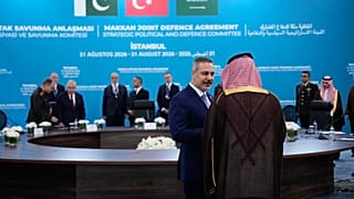 Bakan Fidan (ortada), Mekke Ortak Savunma Anlaşması kapsamında kurulan Stratejik Siyasi ve Savunma Komitesi'nin ilk toplantısı öncesi bir delegeyle görüşüyor, 31 Ağustos 2026.