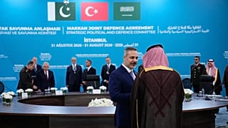 Bakan Fidan (ortada), Mekke Ortak Savunma Anlaşması kapsamında kurulan Stratejik Siyasi ve Savunma Komitesi'nin ilk toplantısı öncesi bir delegeyle görüşüyor, 31 Ağustos 2026.