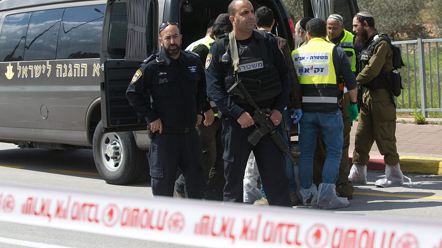 جنود وضباط شرطة إسرائيليون يحملون جثة إسرائيلي في مكان هجوم بالقرب من مستوطنة أرييل اليهودية بالضفة الغربية