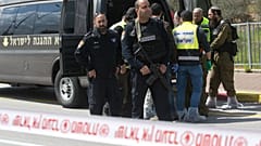 جنود وضباط شرطة إسرائيليون يحملون جثة إسرائيلي في مكان هجوم بالقرب من مستوطنة أرييل اليهودية بالضفة الغربية