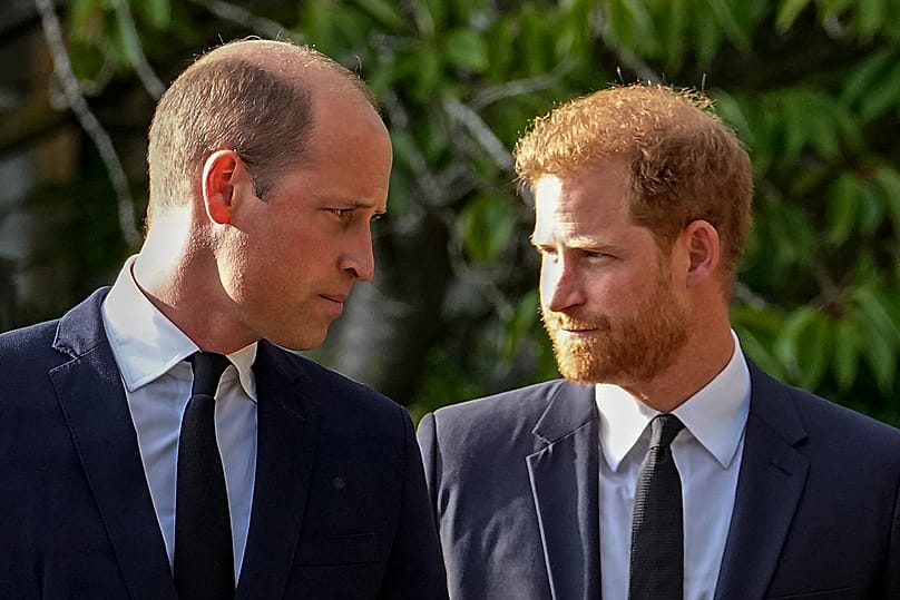 ARŞİV - İngiltere Prensi William ve İngiltere Prensi Harry, Windsor Kalesi'nin bahçesinde birlikte yürüyor, 10 Eylül 2022.