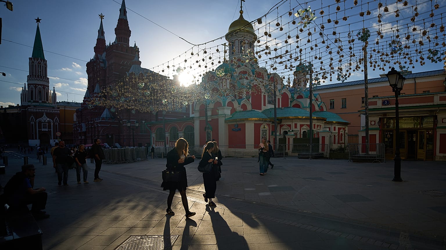 Rusya'nın başkenti Moskova'da Kremlin yakınlarında bulunan Nikolskaya Caddesi'nde gün batımında yürüyenler, 9 Eylül 2026.