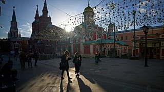 Rusya'nın başkenti Moskova'da Kremlin yakınlarında bulunan Nikolskaya Caddesi'nde gün batımında yürüyenler, 9 Eylül 2026.