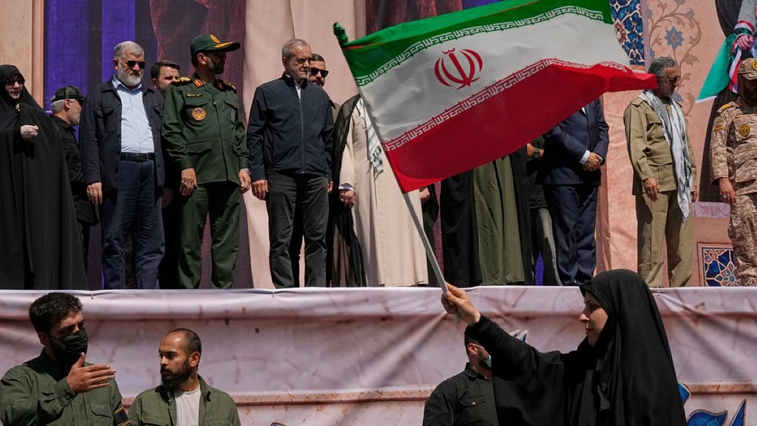 الرئيس الإيراني مسعود بزشكيان ومسؤولون آخرون خلال العرض العسكري الذي نظمته الدولة تحت شعار "التضحية من أجل إيران" في طهران، إيران، يوم الجمعة 18 سبتمبر 2026.