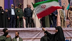 الرئيس الإيراني مسعود بزشكيان ومسؤولون آخرون خلال العرض العسكري الذي نظمته الدولة تحت شعار "التضحية من أجل إيران" في طهران، إيران، يوم الجمعة 18 سبتمبر 2026.
