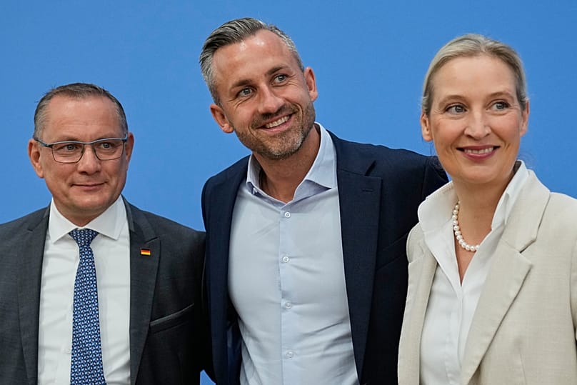 Die AfD-Parteichefs Chrupalla und Weidel mit Ulrich Siegmund (Mitte), dem Wahlsieger in Sachsen-Anhalt
