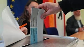 Ein Mann gibt am 20. September 2026bei der Berliner Landtagswahl in Berlin seine Stimme ab.
