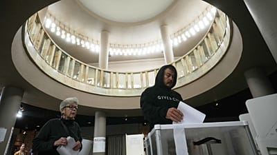 Un électeur vote lors des élections législatives à Moscou, dimanche 20 septembre 2026.
