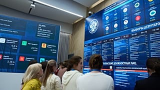 Gazeteciler, Moskova'daki Rusya Merkez Seçim Komisyonu toplantısı sırasında ekranda parlamento seçimlerine ilişkin ilk oy sonuçlarını inceliyor, 20 Eylül 2026.