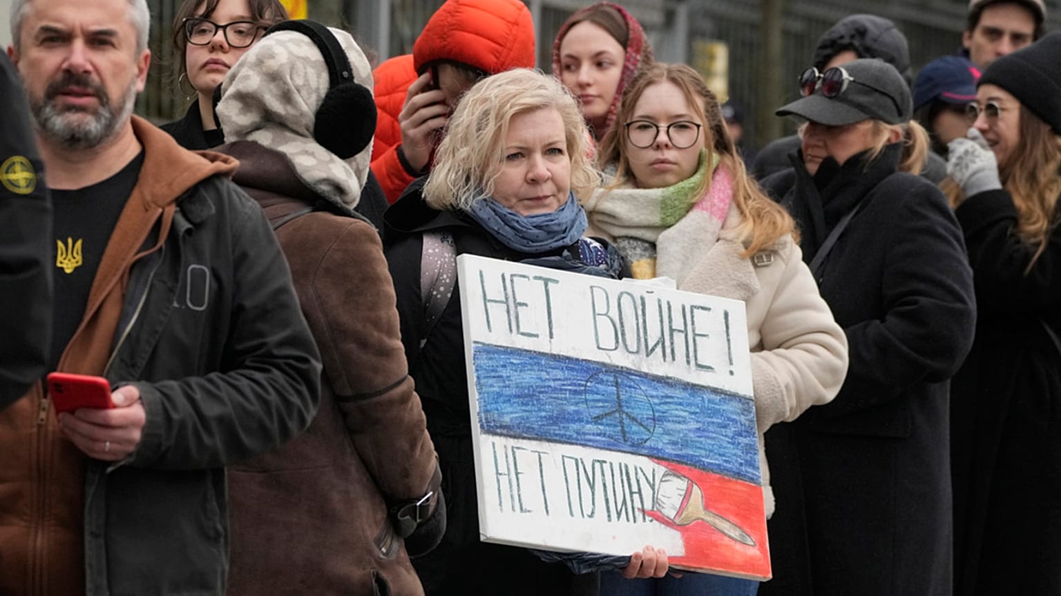 В воскресенье, 17 марта 2024 года, россияне выстраиваются в очередь у посольства России в Варшаве (Польша), чтобы проголосовать в последний день выборов.