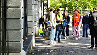 Волонтёры около посольства РФ в Хельсинки опрашивают проголосовавших, 20 сентября 2026 г.