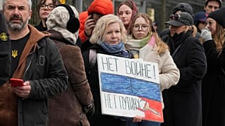 В воскресенье, 17 марта 2024 года, россияне выстраиваются в очередь у посольства России в Варшаве (Польша), чтобы проголосовать в последний день выборов.