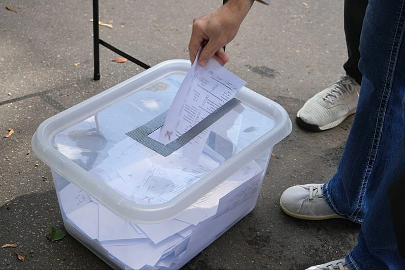 Импровизированная урна для опросных листов экзитпола