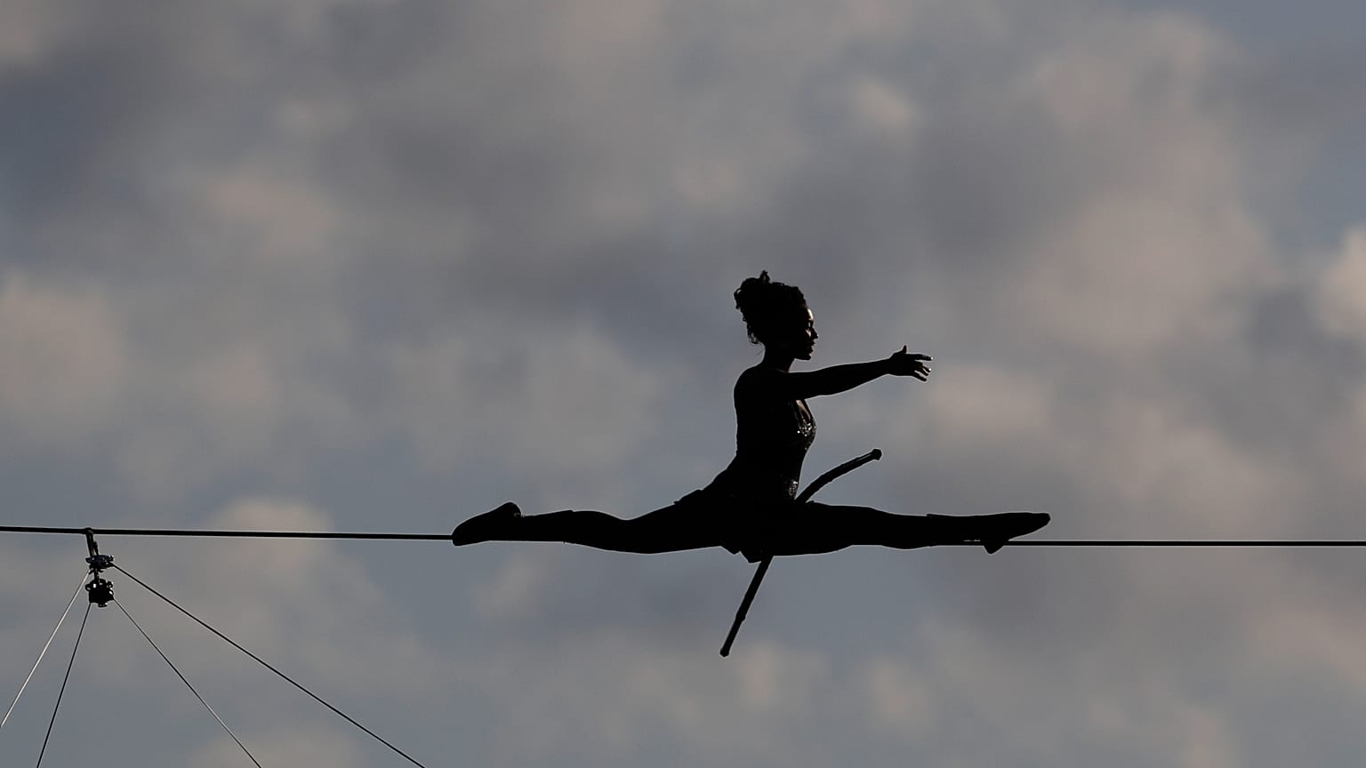 La funambulista francesa Tatiana Mosio Bongonga se equilibra sobre el río Vltava para inaugurar un festival de circo en Praga, República Checa, el 14 de agosto de 2019