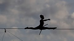 Γαλλίδα ακροβάτισσα Tatiana-Mosio Bongonga ισορροπεί πάνω από τον ποταμό Μολδάβα κατά την έναρξη φεστιβάλ τσίρκου στην Πράγα, Τσεχία, στις 14 Αυγούστου 2019