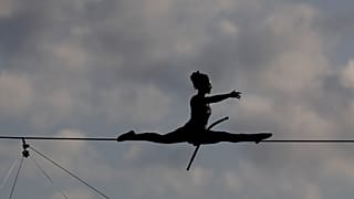 Fransız cambaz Tatiana-Mosio Bongonga, 14 Ağustos 2019'da Çekya'nın Prag kentinde bir sirk festivalinin açılışında Vltava Nehri'nin üzerinde yürüyor.