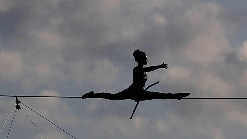 مشيّة على الحبل تعبر 400 متر بين أعلى أكوام مخلفات المناجم في أوروبا 