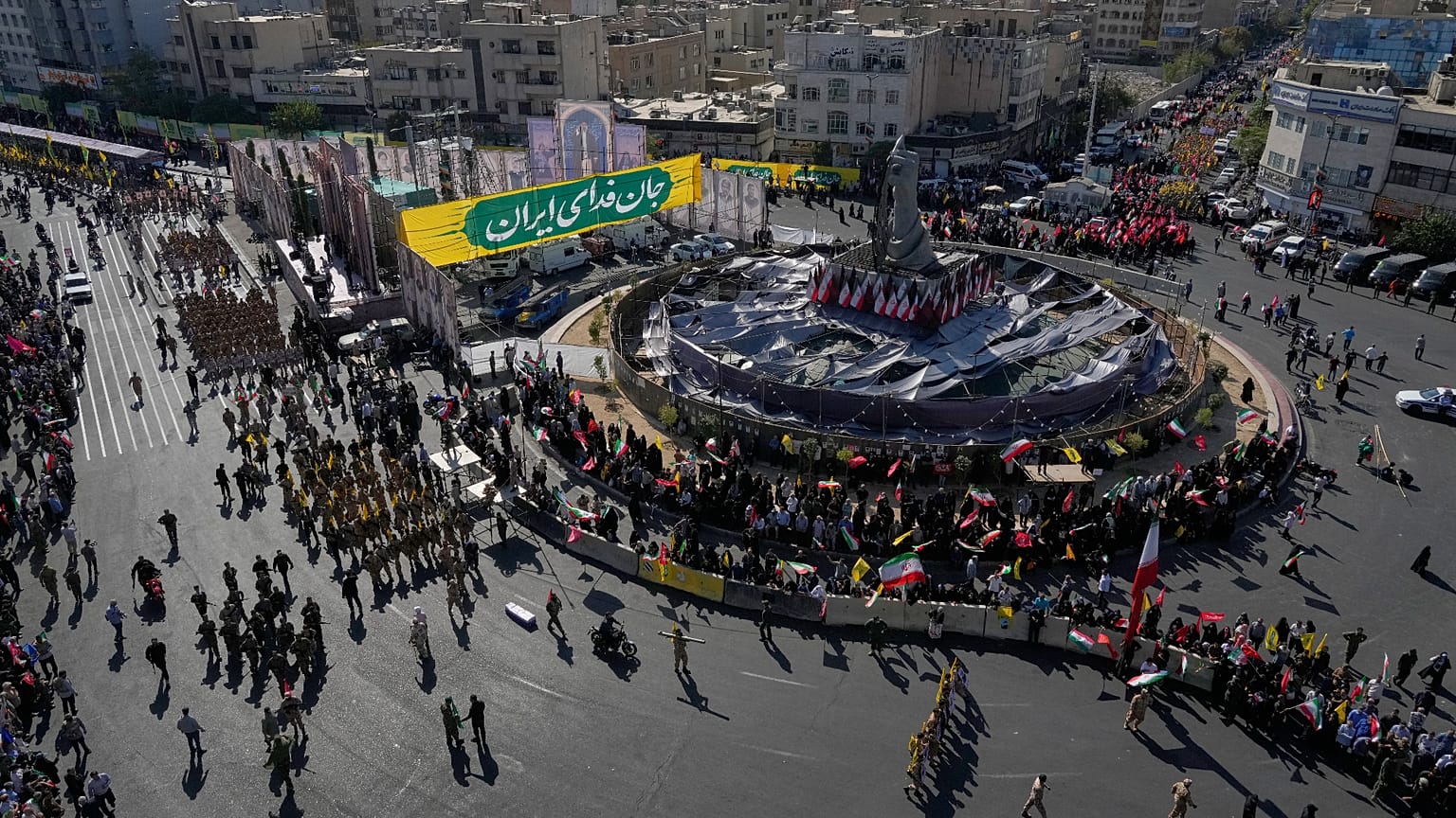 يسير عناصر من الحرس الثوري الإيراني ومشاركون آخرون في "ساحة الثورة" خلال العرض العسكري الذي تنظمه الدولة تحت شعار "جانفادا" (أي "التضحية من أجل إيران")