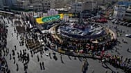 يسير عناصر من الحرس الثوري الإيراني ومشاركون آخرون في "ساحة الثورة" خلال العرض العسكري الذي تنظمه الدولة تحت شعار "جانفادا" (أي "التضحية من أجل إيران")