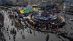 يسير عناصر من الحرس الثوري الإيراني ومشاركون آخرون في "ساحة الثورة" خلال العرض العسكري الذي تنظمه الدولة تحت شعار "جانفادا" (أي "التضحية من أجل إيران")