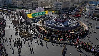 يسير عناصر من الحرس الثوري الإيراني ومشاركون آخرون في "ساحة الثورة" خلال العرض العسكري الذي تنظمه الدولة تحت شعار "جانفادا" (أي "التضحية من أجل إيران")