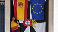 Un hombre permanece junto a las banderas de España, la UE y Ceuta durante una manifestación de apoyo a la ciudad, en el enclave español de Ceuta, el 2 de septiembre de 2026.