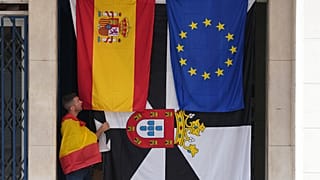 Un hombre permanece junto a las banderas de España, la UE y Ceuta durante una manifestación de apoyo a la ciudad, en el enclave español de Ceuta, el 2 de septiembre de 2026.