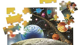 Das von Melissa & Doug veröffentlichte Foto zeigt ein 48-teiliges Bodenpuzzle zum Sonnensystem mit großen, robusten Teilen für gemeinsames Familienlegen.