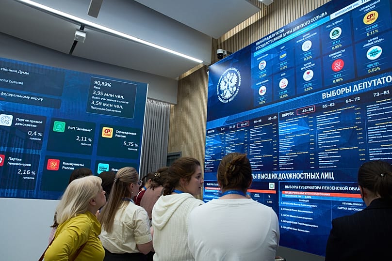 Des journalistes consultent les résultats préliminaires du scrutin des élections législatives russes