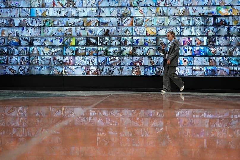 Une femme devant un écran installé à la Commission électorale centrale russe, diffusant en direct des images provenant des bureaux de vote. 