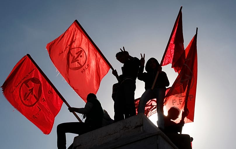 Palästinenser schwenken Fahnen während einer Kundgebung zum 45. Jahrestag der Volksfront für die Befreiung Palästinas (PFLP) in Gaza-Stadt