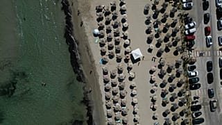 Leżaki na plaży w Attyce