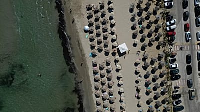 Leżaki na plaży w Attyce